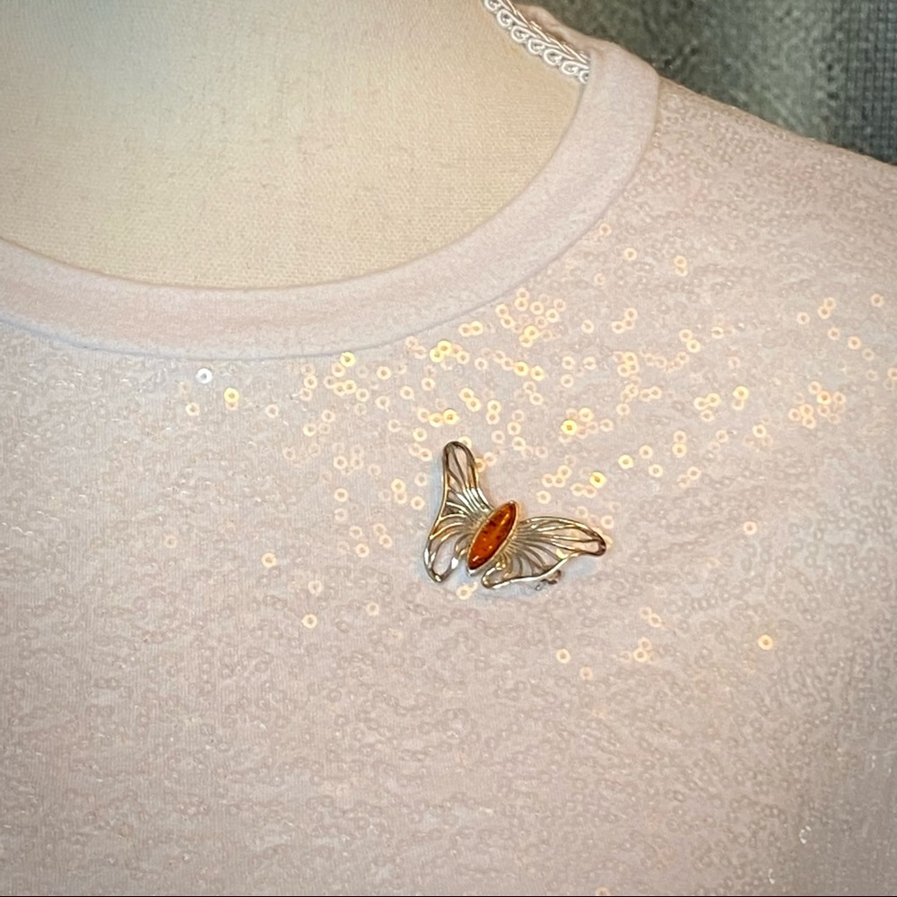 amber stone, set in a sterling silver butterfly pin, with secured clasp. - Picture 7 of 10